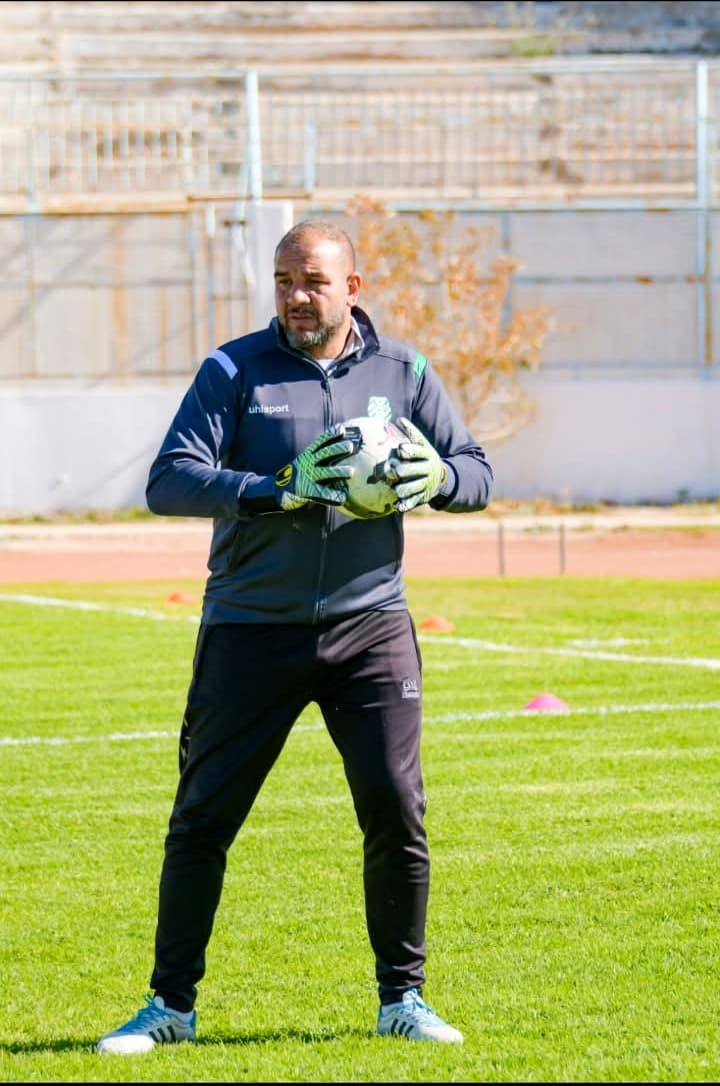 Raouf Rattouli tenant un ballon pendant une séance d'entraînement, regard tourné hors champ.