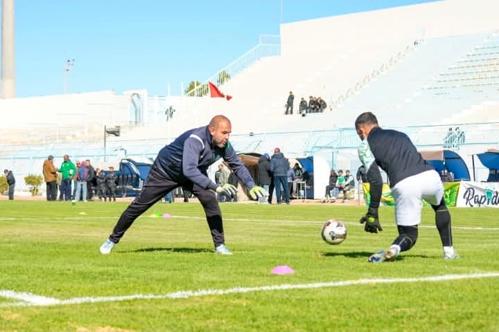 Raouf Rattouli encadrant un exercice de duel 1 contre 1 pour gardien de but, dans un stade.
